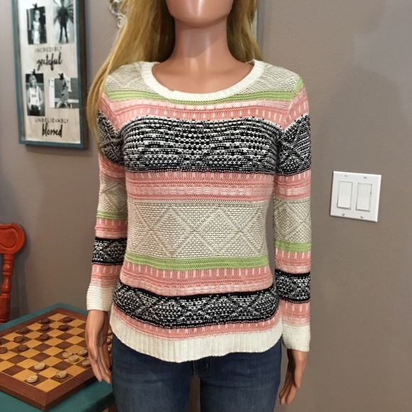 Demanding Sweaters - Lovely Aztec look sweater
